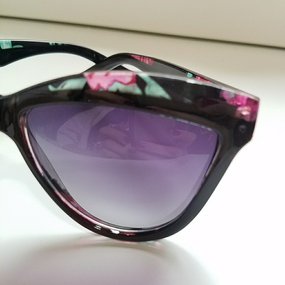 Retro-Chic Cat Eye Frames with Floral Pattern Trim - Picture 7 of 8